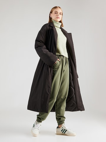 ABOUT YOU Tapered Broek 'Naomi' in Groen