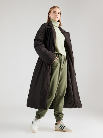 Tapered Pantaloni 'Naomi' di ABOUT YOU in verde