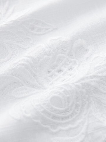 Next Top in White