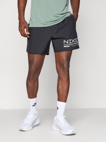 NIKE Szabványos Sportnadrágok 'WNTRZ CHLNGR' - fekete: elől