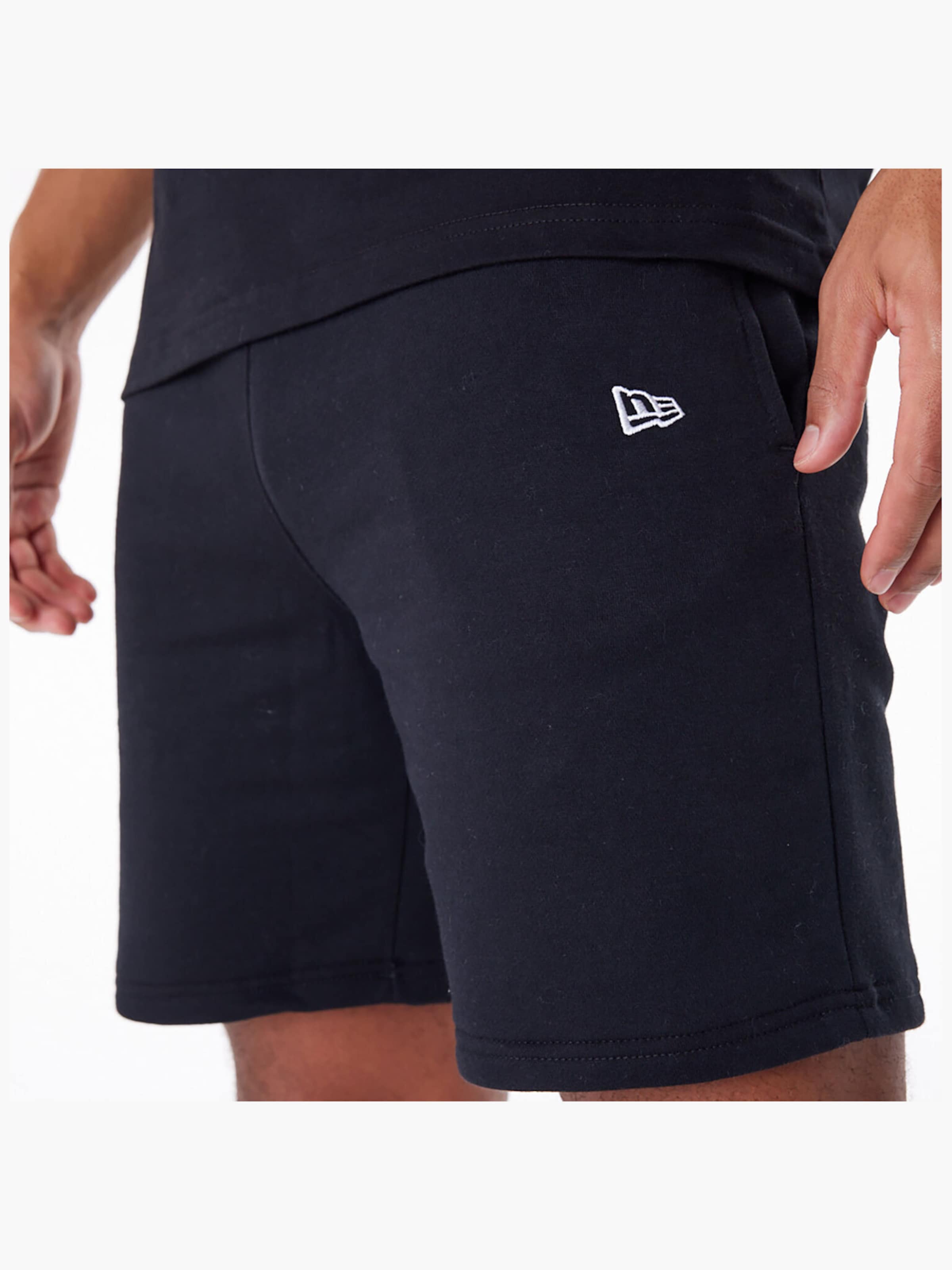 regular Pantaloni sportivi 'New Era Essentls Short' di NEW ERA in nero