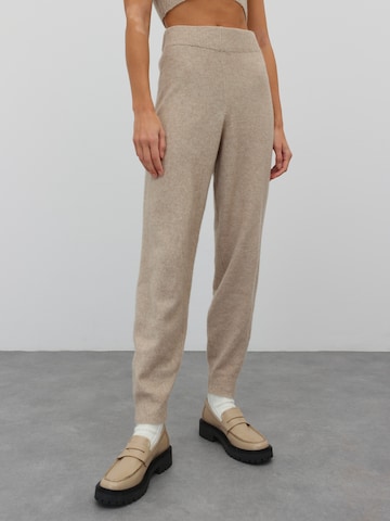 EDITED Tapered Broek 'Bevan' in Beige: voorkant