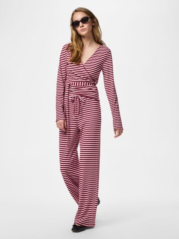 T-shirt 'PCLAYA' PIECES en rouge