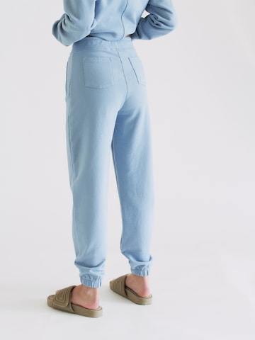 RÆRE by Lorena Rae Tapered Trousers 'Carmina' in Blue
