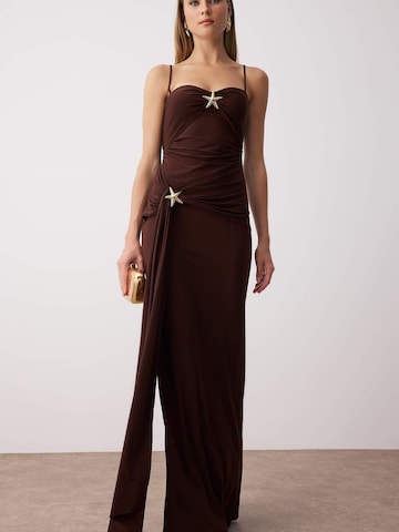Rochie de seară de la Trendyol pe maro: față