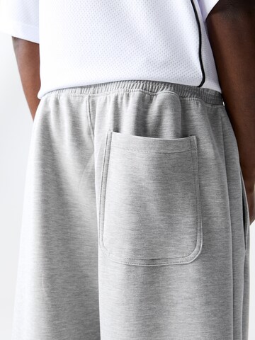 Loosefit Pantalon Pull&Bear en gris