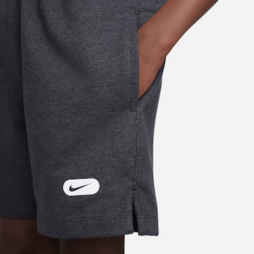 NIKE Regular Sportshorts in Grau