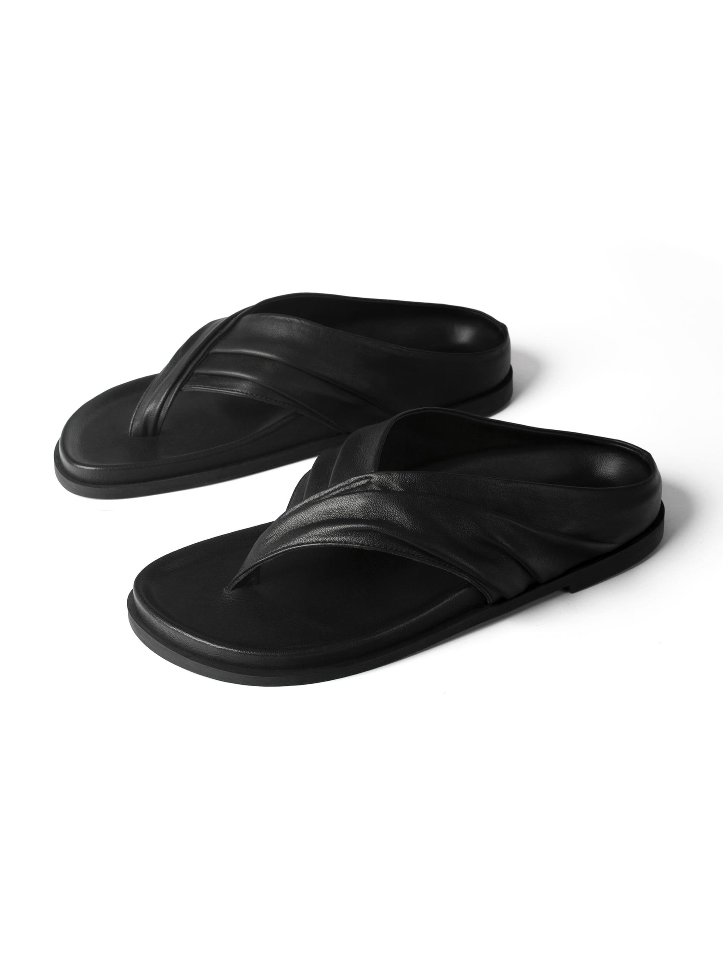 L37 HANDMADE SHOES - Sandalias de dedo 'WHERE THE LIGHT BEGINS' en negro