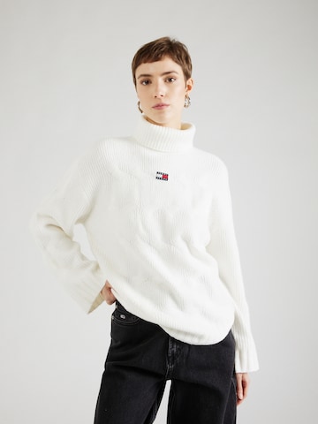 Tommy Jeans Sweater in White: front