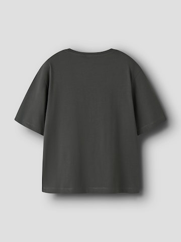 Tricou 'NKFMAJA KPOP' de la NAME IT pe negru