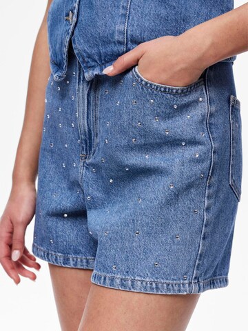 PIECES Regular Shorts 'SKY' in Blau