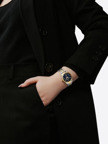 Orologio analogico di Victoria Hyde in oro