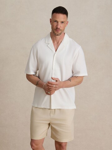 DAN FOX APPAREL - Ajuste regular Camisa 'Ryan' en blanco: frente