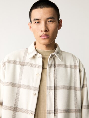 Pull&Bear Comfort Fit Košeľa - Biela