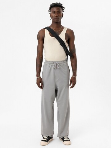 Loosefit Pantaloni di VAMOS CLO in grigio