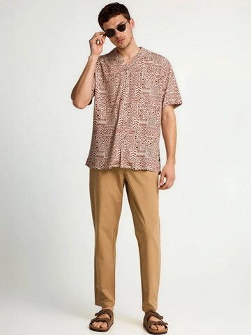 Comfort fit Camicia di Funky Buddha in beige