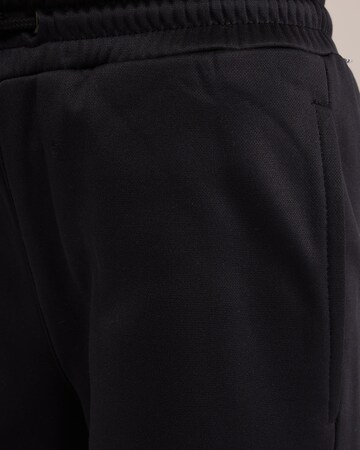 WE Fashion - regular Pantalón en negro