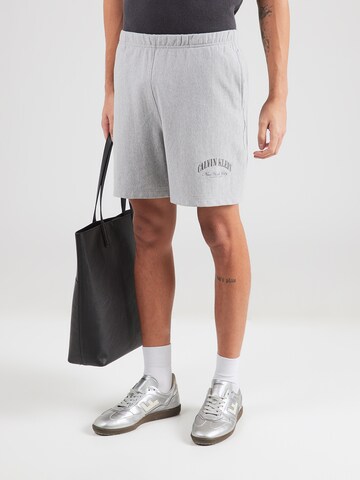 Calvin Klein Jeans Szabványos Nadrág - szürke: elől