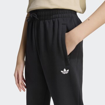 ADIDAS ORIGINALS - Tapered Pantalón en negro