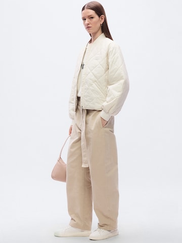 Calvin Klein Jeans Välikausitakki värissä valkoinen