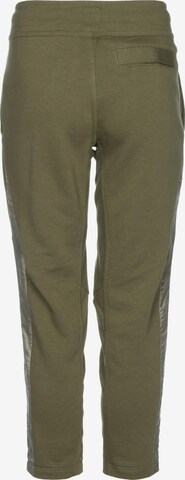 Regular Pantalon de sport Nike Sportswear en vert