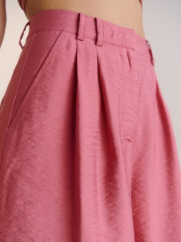 Guido Maria Kretschmer Women Loose fit Pleat-front trousers 'Farine' in Pink