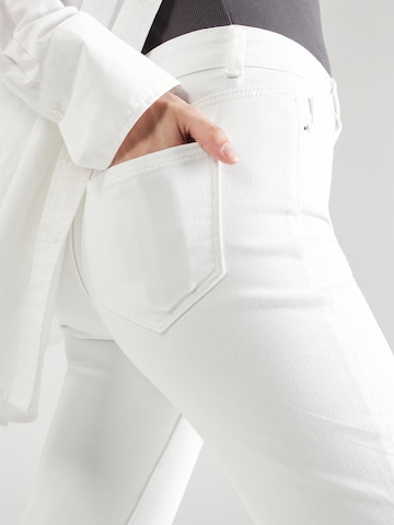 PIECES Slimfit Jeans 'NUNNA' in Weiß