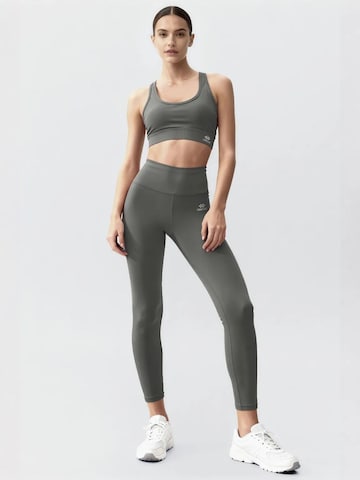 Tommy Life - Fato de desporto em cinzento: frente