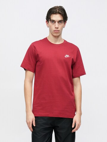 Coupe regular T-Shirt 'Club' Nike Sportswear en rouge