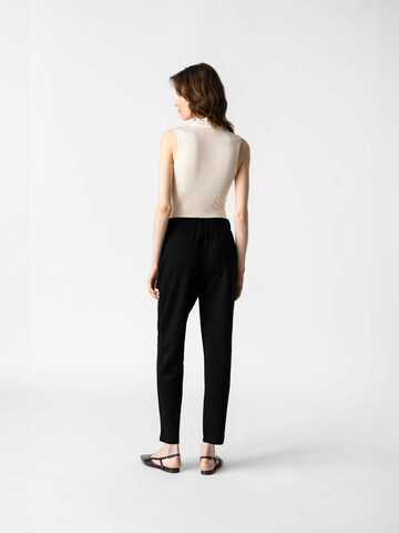 Loosefit Pantalon 'Amyy' Les Lunes en noir