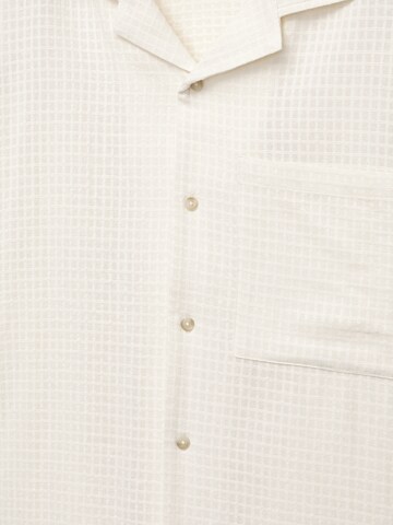 Pull&Bear Comfort fit Srajca | bela barva