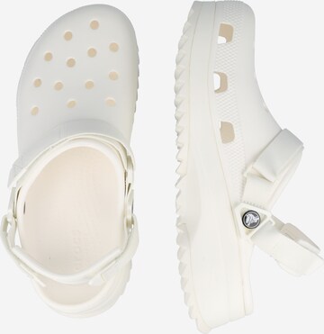 Clogs 'Hiker' di Crocs in bianco