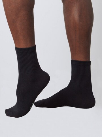 Calzino di Honest Basics in nero: frontale