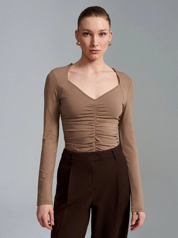 Dilvin Shirt in Braun: Vorderseite