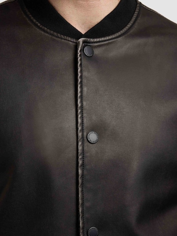 khujo Tussenjas 'Cale' in Zwart