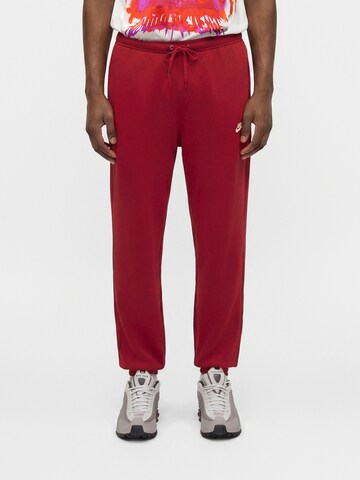 Tapered Pantaloni 'CLUB' de la Nike Sportswear pe roșu: față