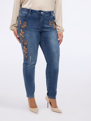 Coupe slim Jean Fiorella Rubino en bleu : devant