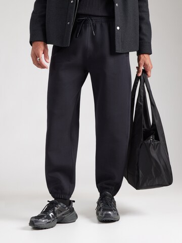 Abercrombie & FitchTapered Hlače - crna boja: prednji dio