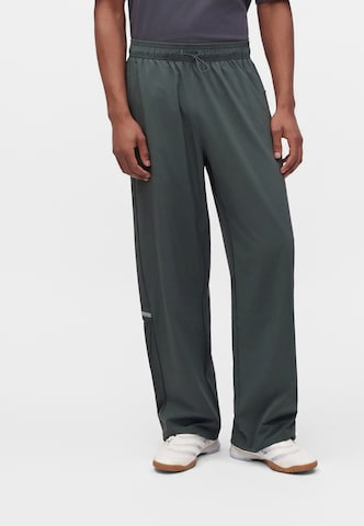 ADIDAS ORIGINALSLoosefit Hlače 'TEAMGEIST' - siva boja: prednji dio
