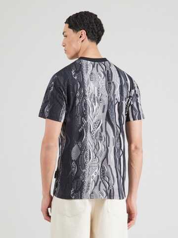 Tricou de la Carlo Colucci pe negru: spate