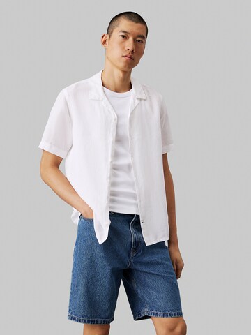 Coupe regular Chemise 'Cuban' Calvin Klein en blanc : devant