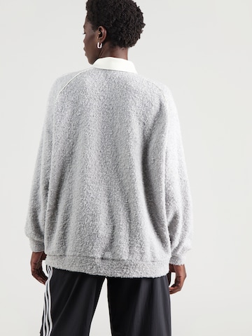 ADIDAS ORIGINALS Sweatshirt i grå