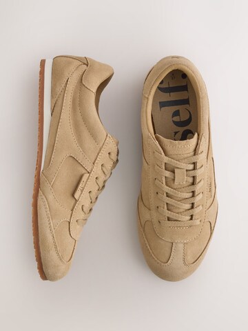 Baskets basses self. en beige