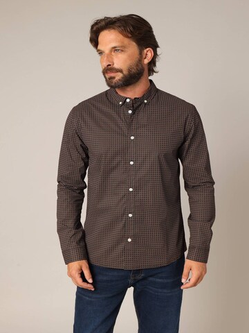 Coupe regular Chemise 'BOGART' Deeluxe en marron : devant