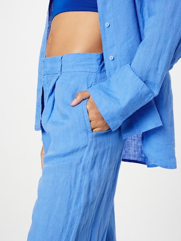 Gina Tricot Loosefit Élére vasalt nadrágok 'Denise' - kék