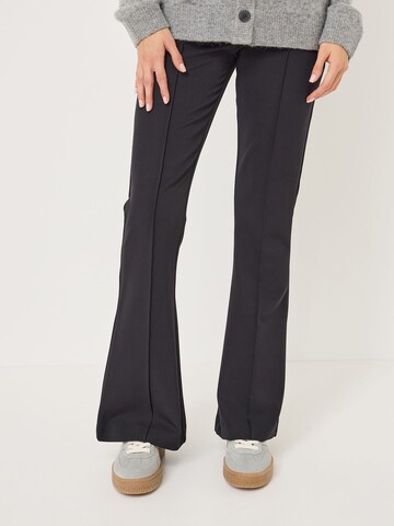 évasé Pantalon Tamaris en noir : devant