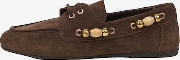 Desa - Mocasines 'Spitze' en marrón: frente