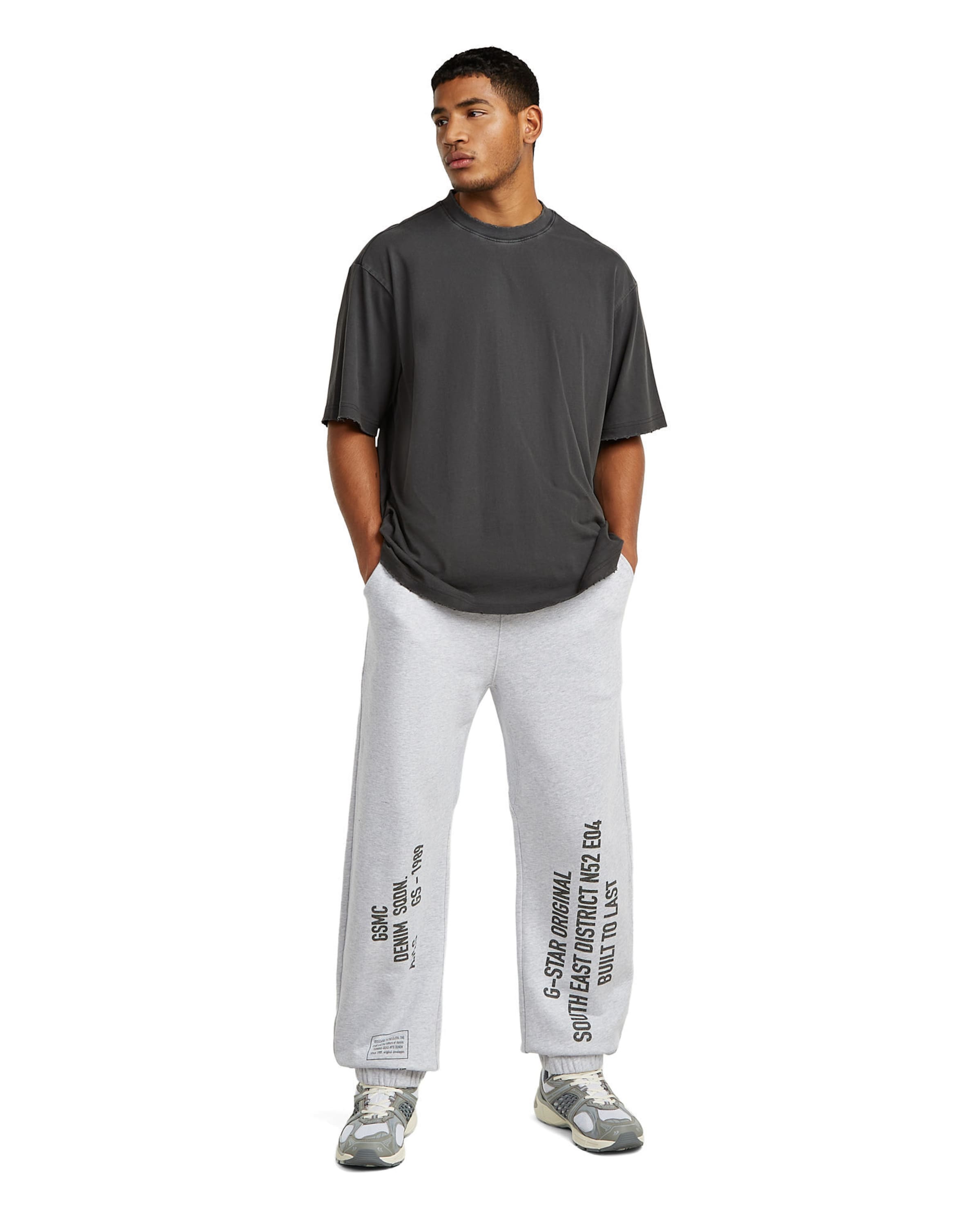 G-STAR Regular Trousers - 'Stencil Graphic Sweatpant' in Grau