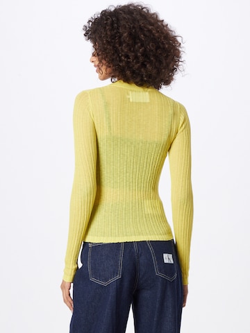 Calvin Klein Jeans كنزة صوفية بلون أصفر