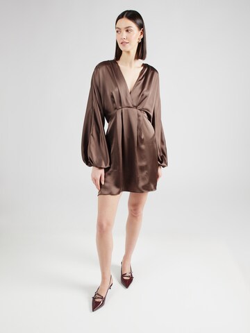 Gina Tricot Платье в Коричневый: спереди